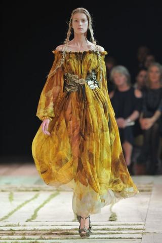 Illustration for article titled Sarah Burton Pulls Off McQueen Without McQueen